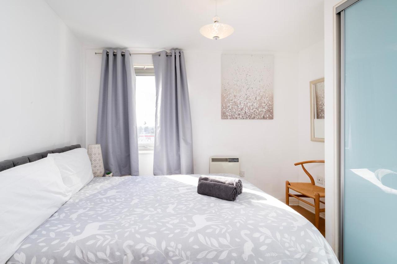 Apartamento Cosy Flat Right Opp Tube Station Londres Exterior foto