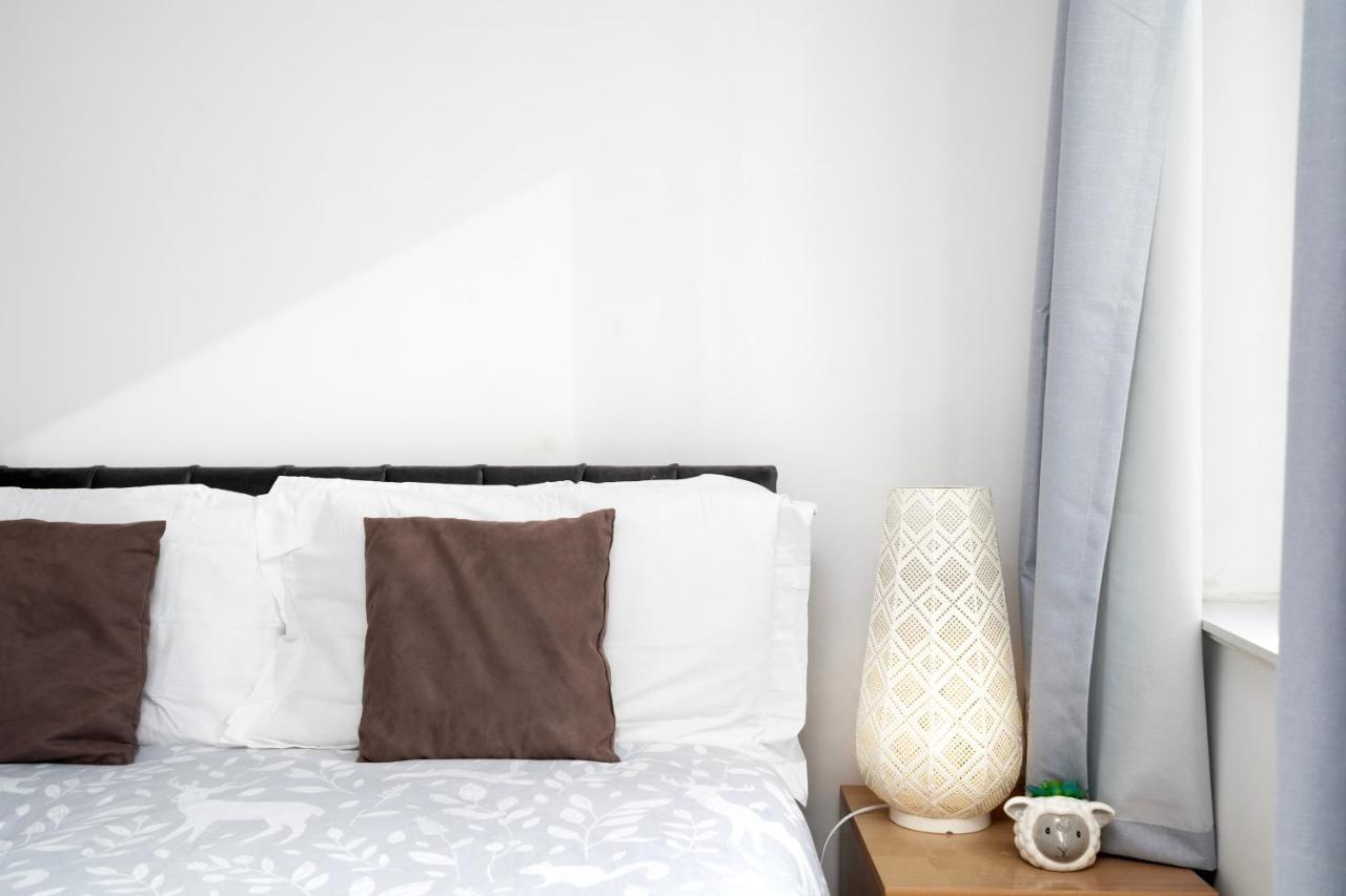 Apartamento Cosy Flat Right Opp Tube Station Londres Exterior foto