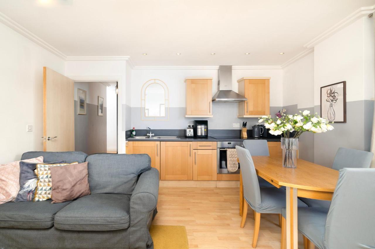 Apartamento Cosy Flat Right Opp Tube Station Londres Exterior foto