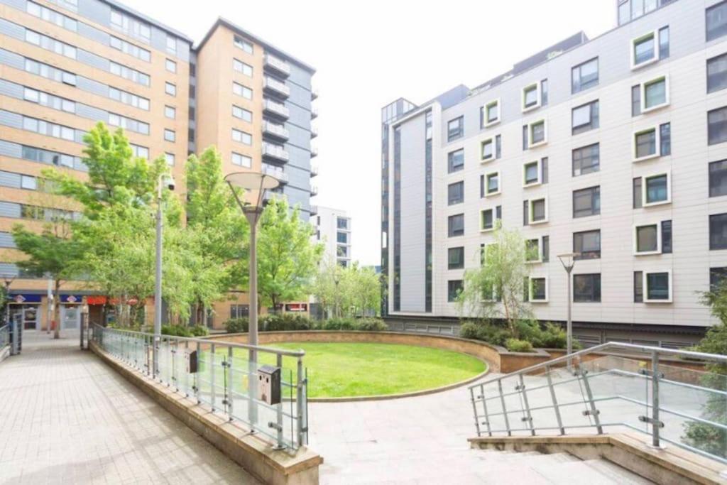 Apartamento Cosy Flat Right Opp Tube Station Londres Exterior foto