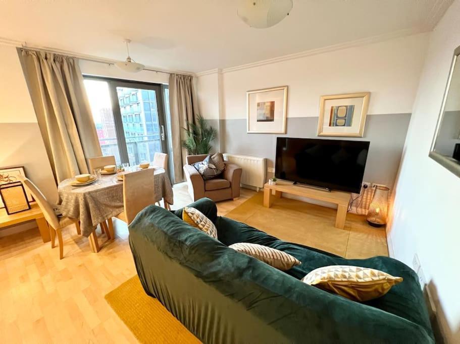 Apartamento Cosy Flat Right Opp Tube Station Londres Exterior foto